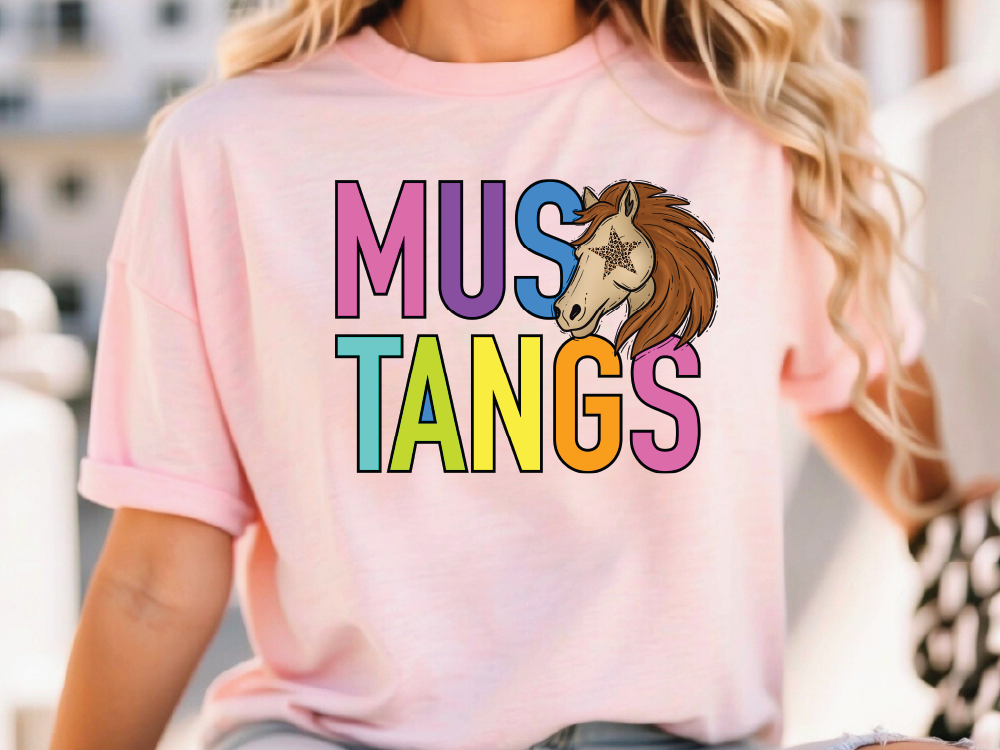 A woman wearing a pink t-shirt with the text "MUS TANGS" printed on it.