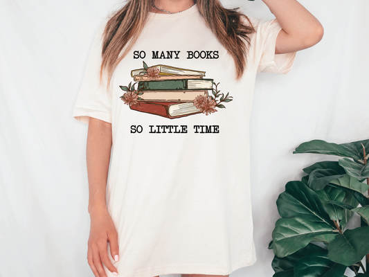 a woman wearing a t - shirt that says so many books so little time
